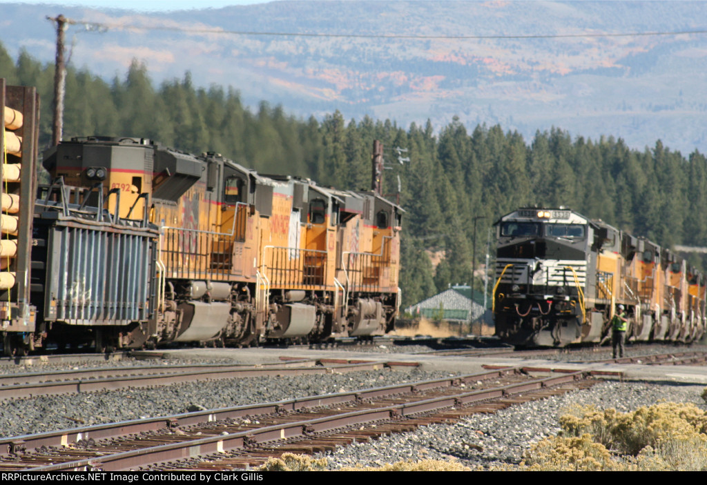 Power move meeting 2nd eastbound freight